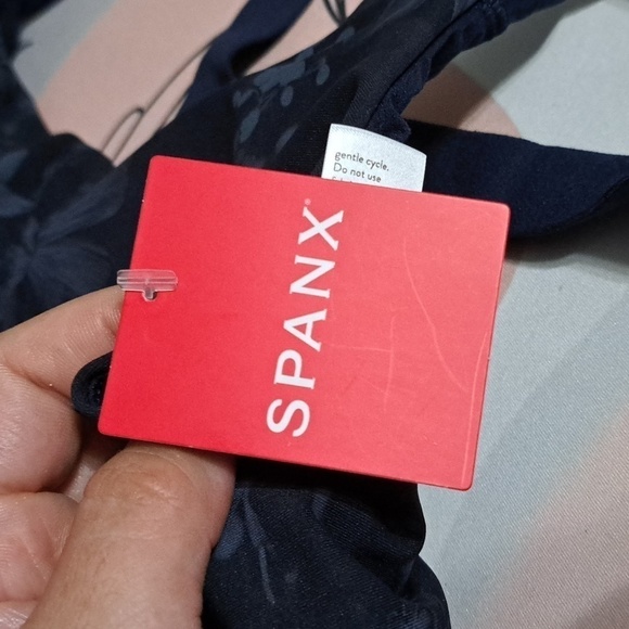 NWT SPANX PRINTED LOW IMPACT SPORTS BRA IN MIDNIGHT GARDEN MEDIUM - Picture 4 of 5